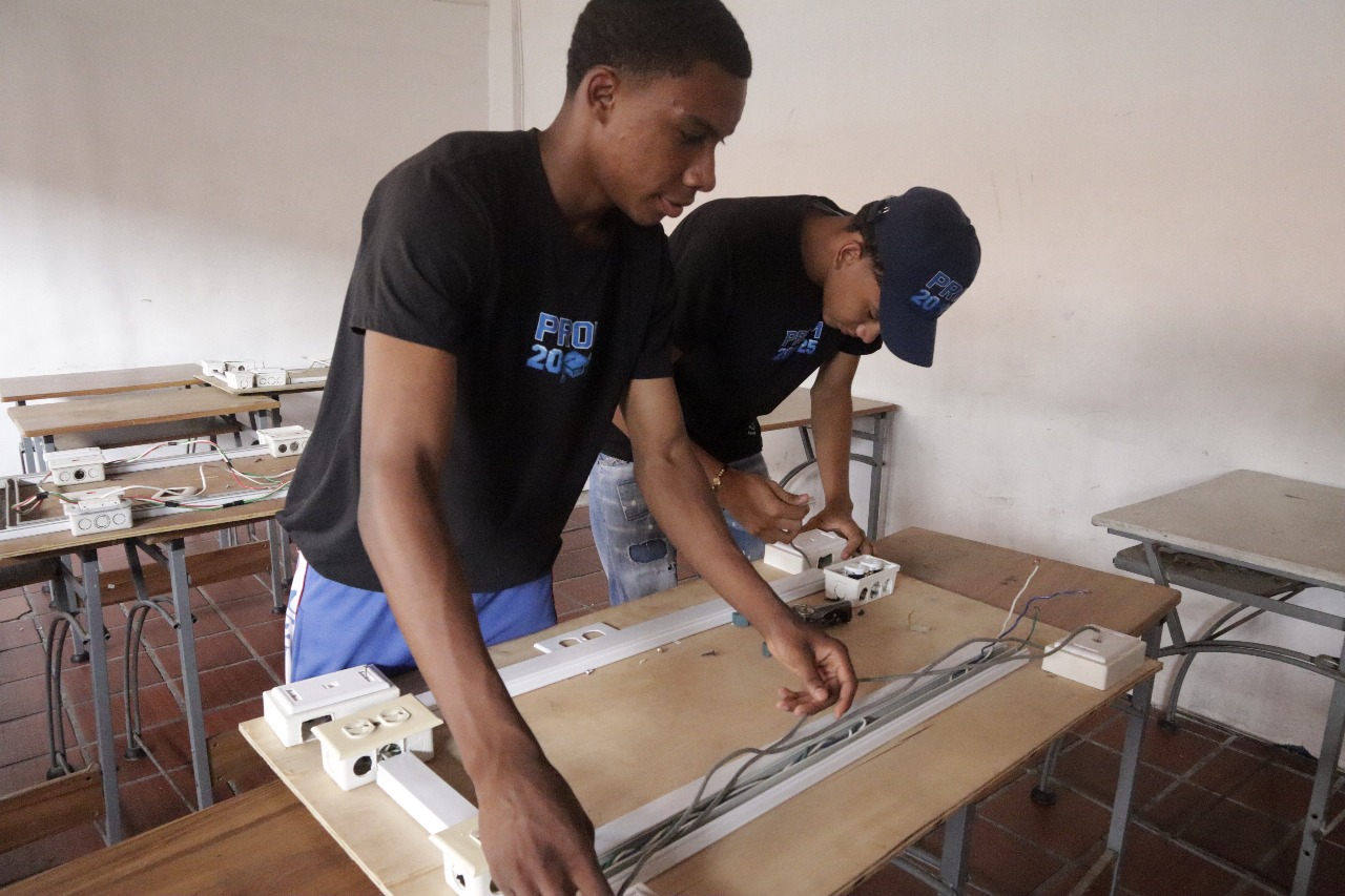 Estudiantes practicando instalaciones eléctricas