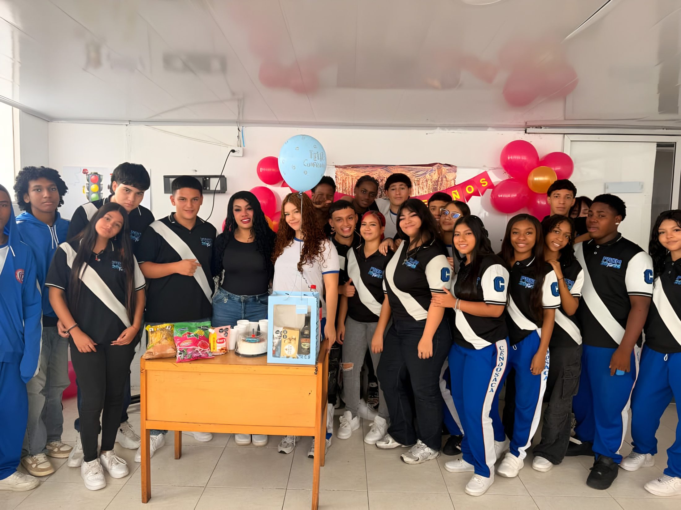Estudiantes celebrando con globos y decoración