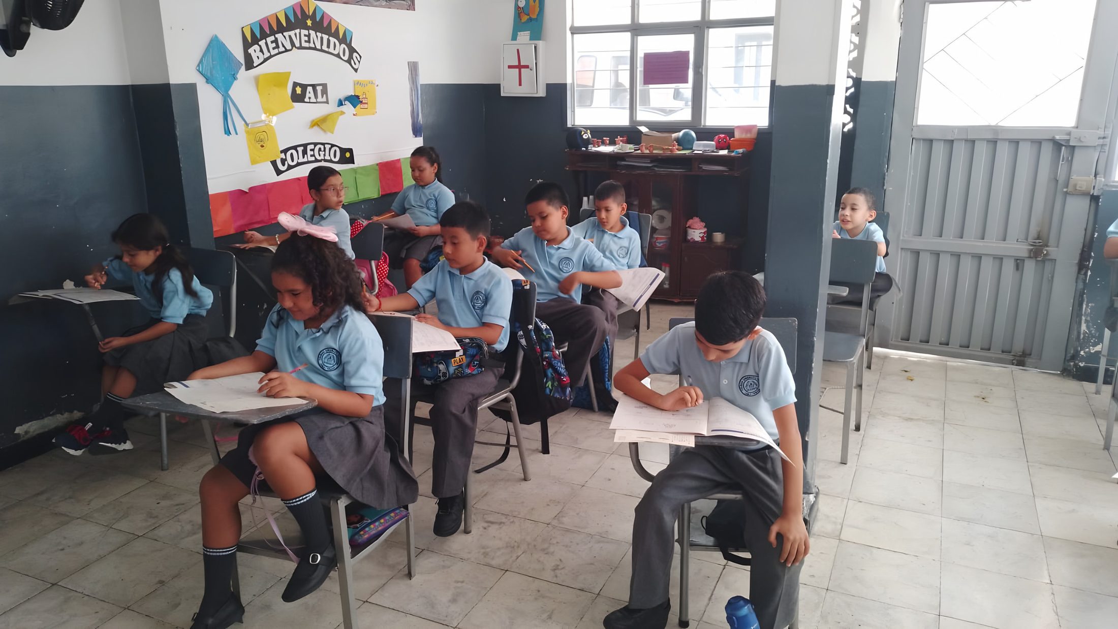 Estudiantes de básica primaria trabajando en clase