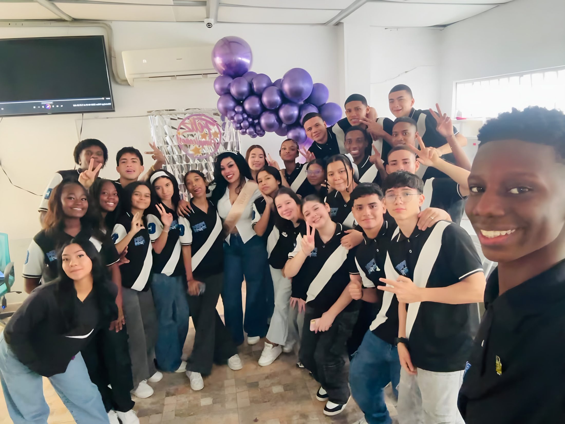Estudiantes de la comunidad FUNSACE posando juntos