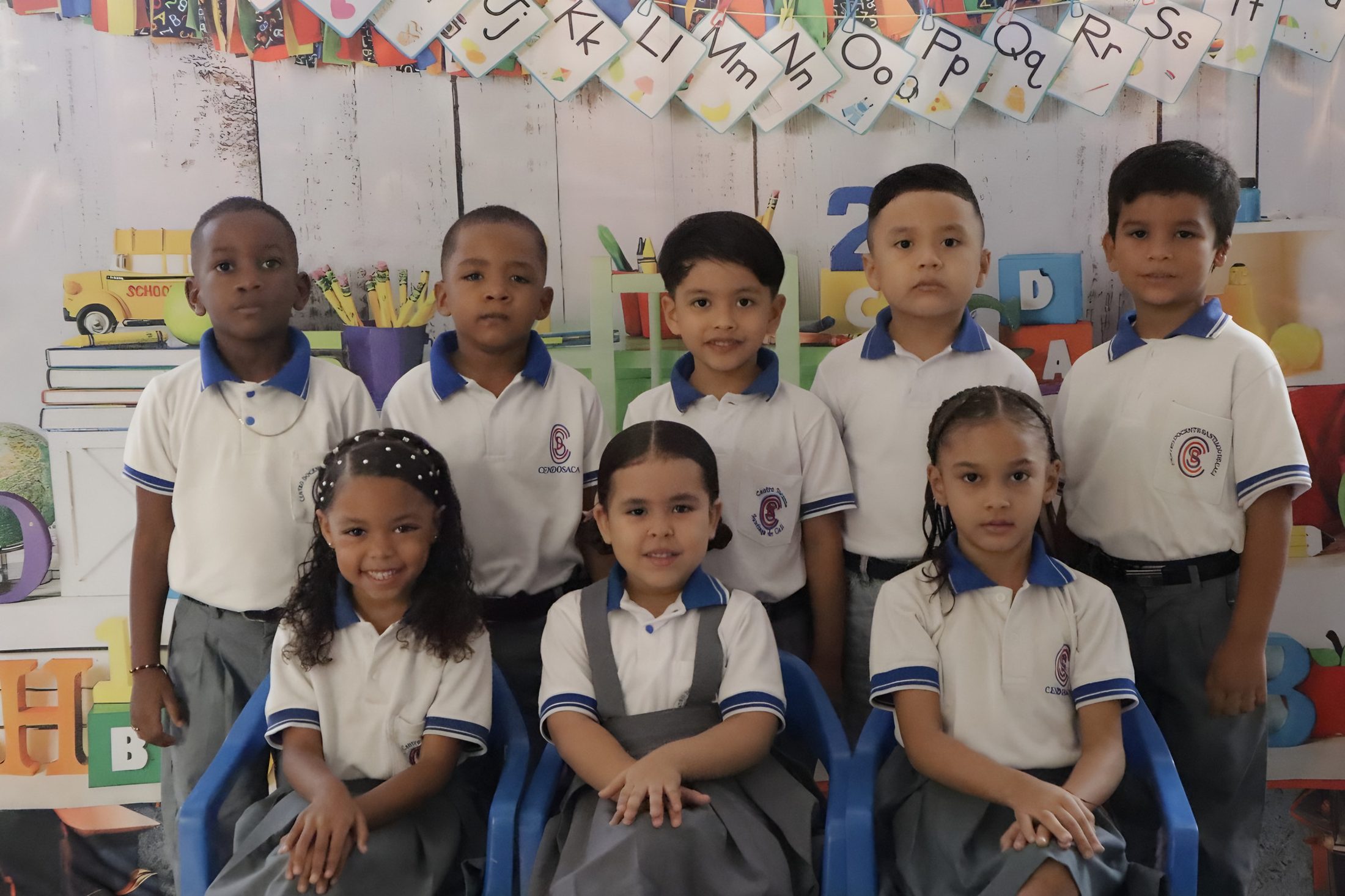 Niños de preescolar sonriendo en el aula